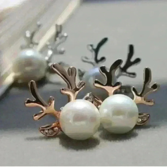 Pearl Antler Gold Earrings - Picture 3 of 5